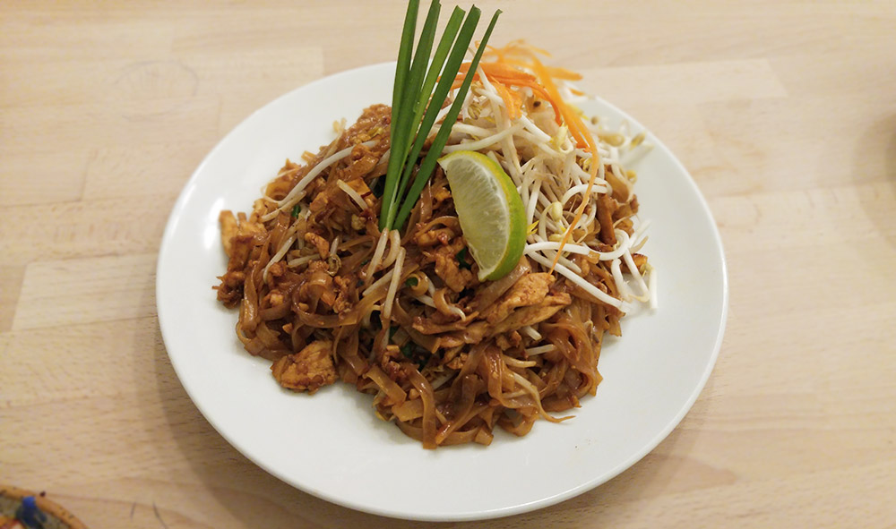 Chicken Pad Thai at Kin Kao | tryhiddengems.com